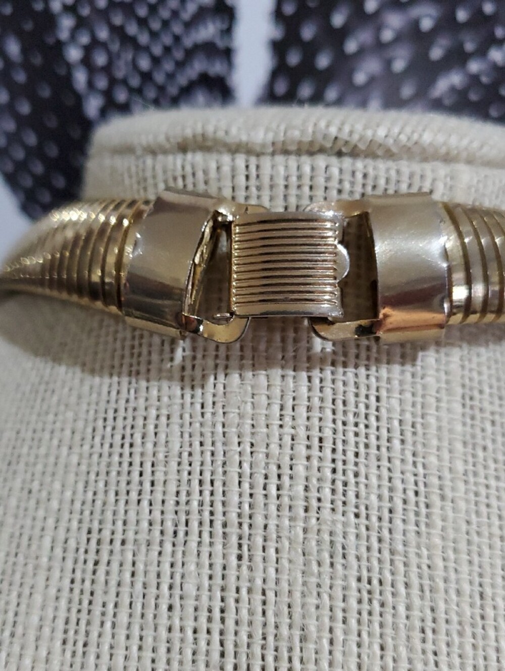 Gold-Tone Omega Ribbed Collar Necklace with Blue Stone Center Vintage Chunky - Picture 8 of 11